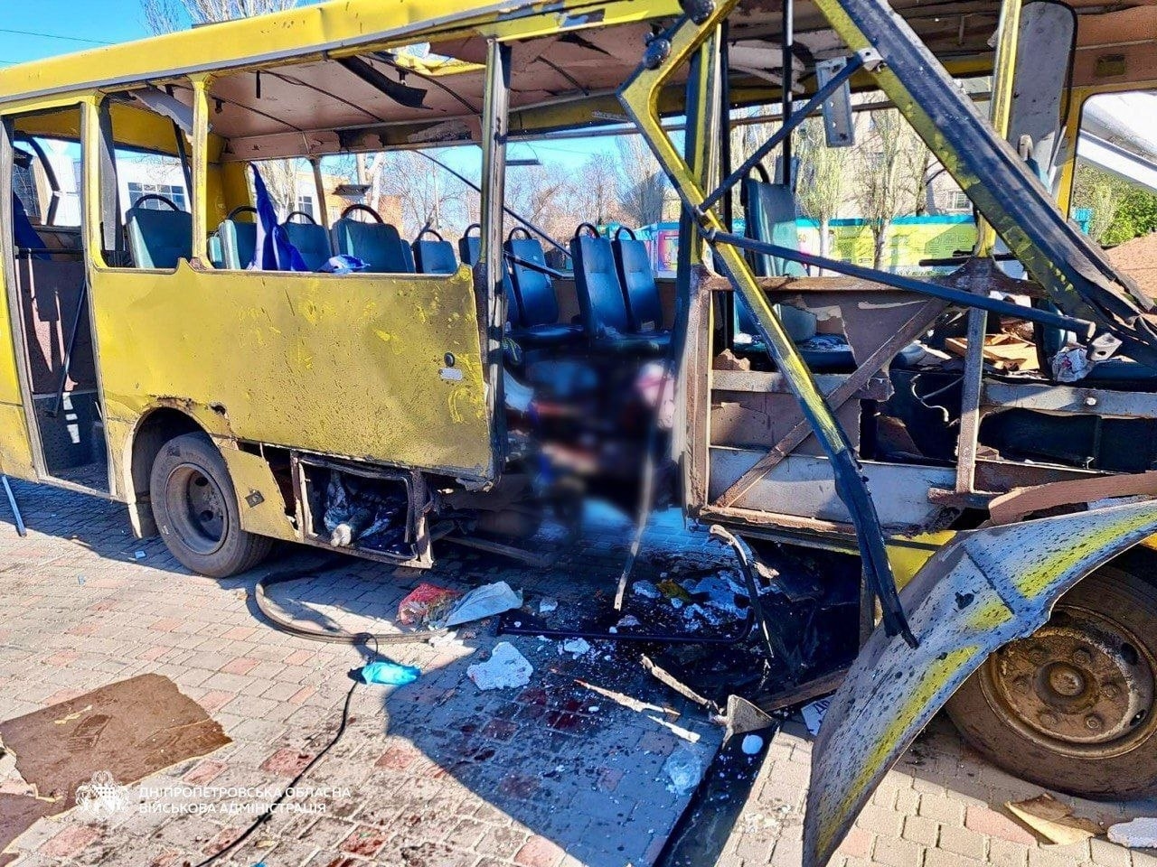 Последствия российского удара по рейсовому автобусу в Никополе в Днепропетровской области 7 апреля 2026 года