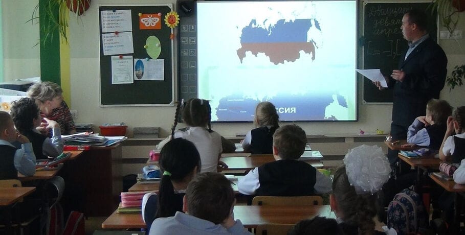 «Дети чувствуют, что их лишают будущего». Исповедь учителей российских школ