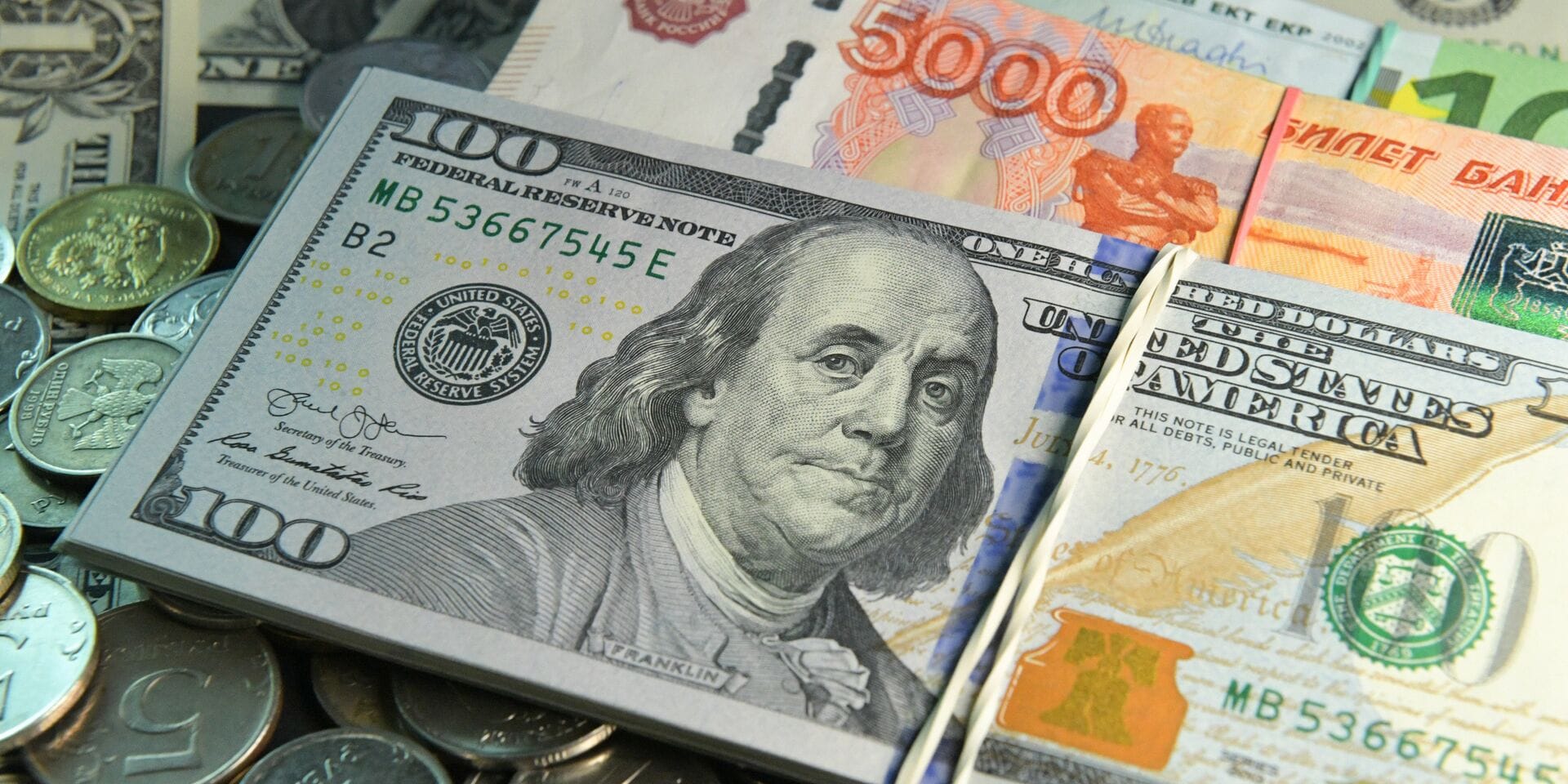 Райффайзенбанк ввел комиссию за хранение долларов и евро