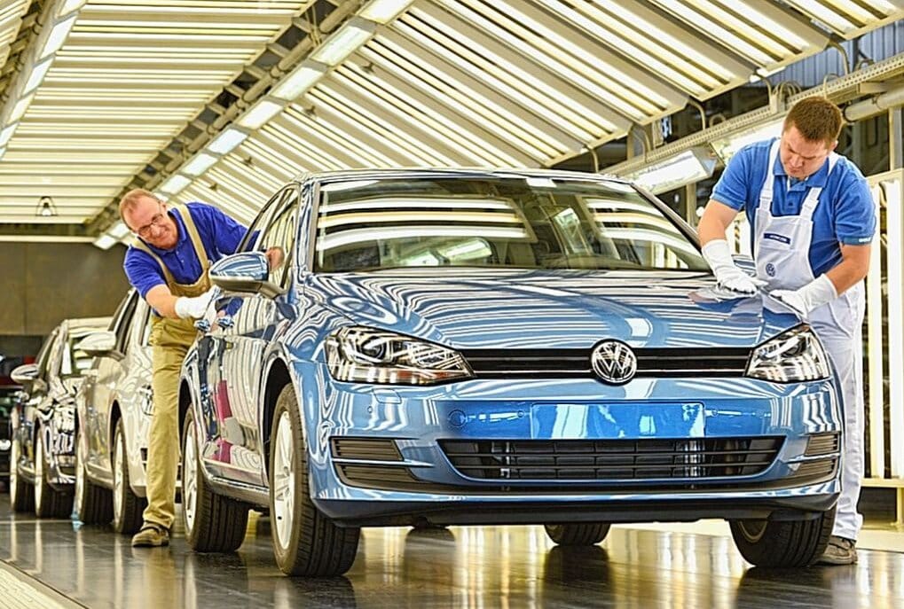 Масштабное сокращение Volkswagen: 20 тысяч работников согласились на досрочное увольнение с выплатой компенсаций до €400 тысяч