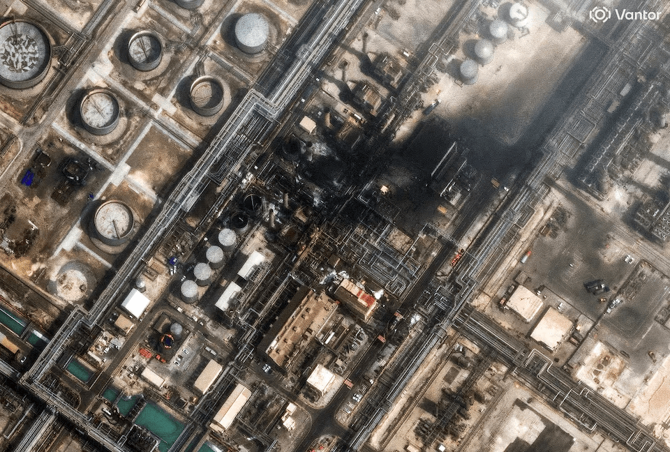 Фото: пожар на НПЗ Рас-Тануре, Саудовская Аравия, после атаки беспилотника, 2 марта 2026 / Reuters/Vantor